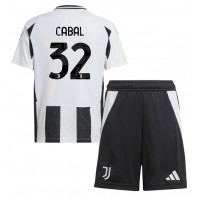 Juventus Juan Cabal #32 Heimtrikotsatz Kinder 2024-25 Kurzarm (+ Kurze Hosen)